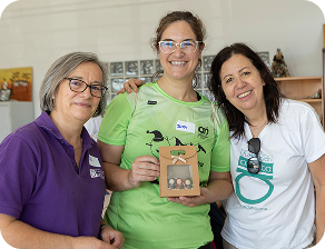 Tres personas posan a cámara sonriendo