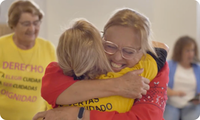 Dos voluntarias se abrazan