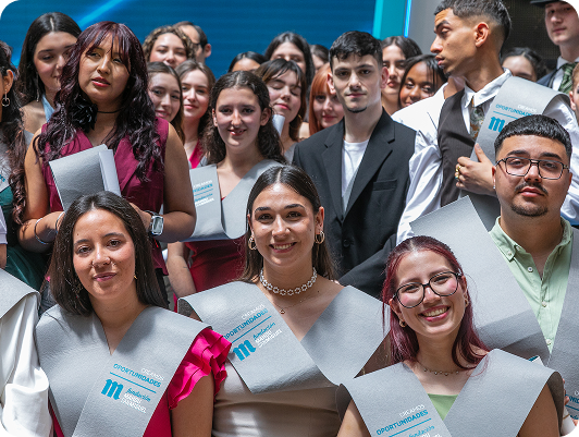 Grupo de estudiantes posan a cámara