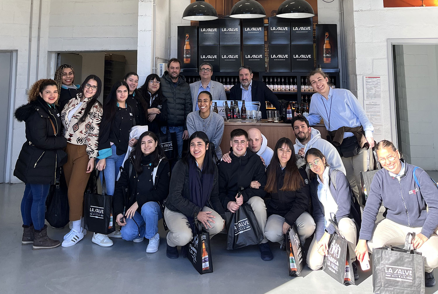 Los futuros profesionales de la Hostelería en Bilbao visitan la fábrica de cerveza La Salve