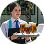 Mujer camarera sostiene una bandeja con cervezas