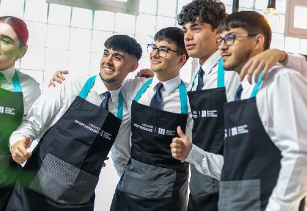 Grupo de estudiantes posan a cámara